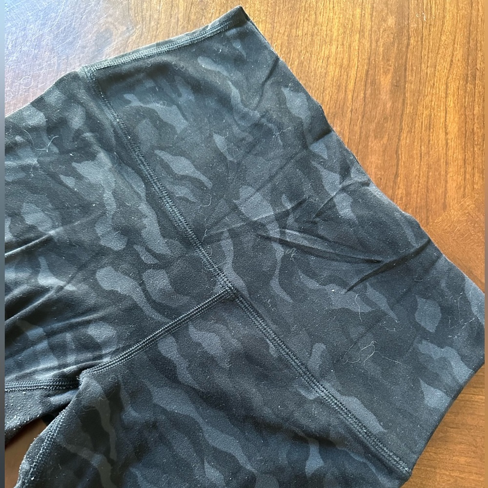 BLACK CAMO LULULEMON LEGGINGS